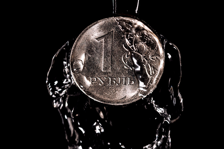 В настоящий момент рубль остается стабильным, ожидая дальнейшего развития событий на нефтяном рынке