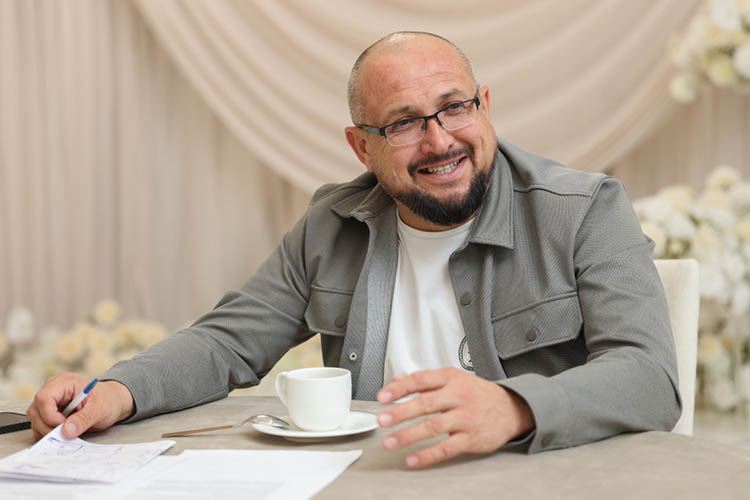 Основатель группы компаний «ЭМИЗ» Раил Фазулзянов: «Наша миссия &mdash; принести пользу миллиарду людей на планете &mdash; цепляет своей уникальностью»