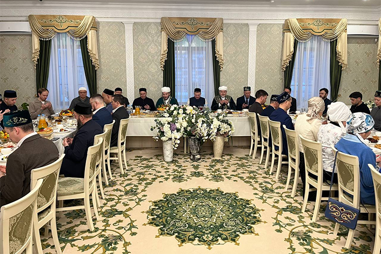 События в Иране стали главной темой обсуждения и на ифтаре, организованном ректором Болгарской исламской академии Фархатом Хуснутдиновым в казанской мечети Аль-Марджани