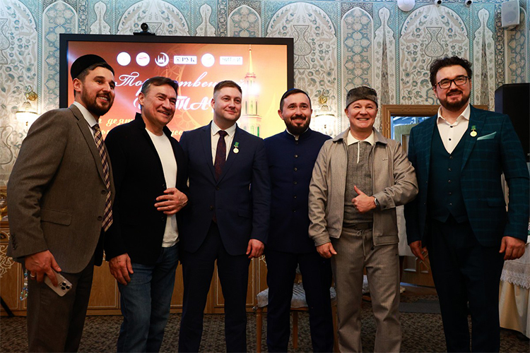 Для фотоснимка Ларина, Шарафутдинова и Гали моментально организовал как всегда энергичный председатель татарской национально-культурной автономии Москвы Фарит Фарисов