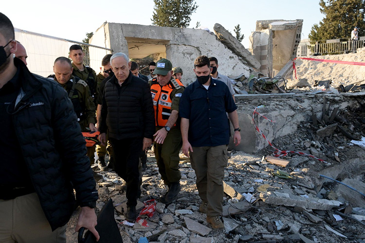 После заявлений КСИР об ударе по офису Биньямина Нетаньяху и его «неясной» судьбе премьер-министр Израиля появился на публике. Он осмотрел места падения иранской ракеты в Бейт-Шемеше
