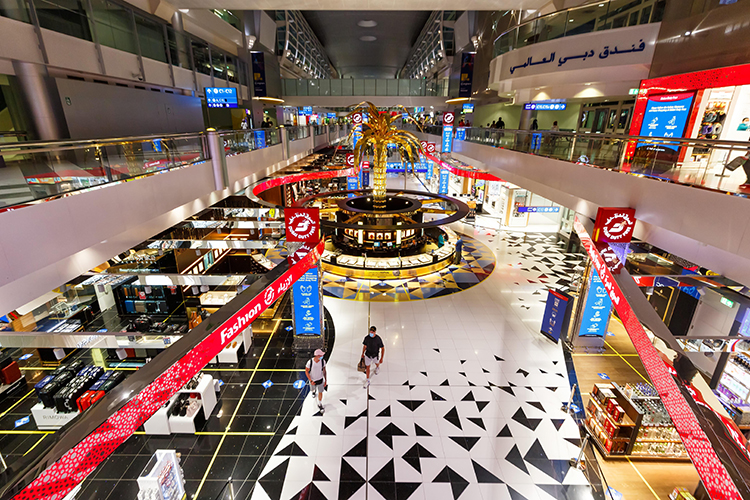 Аэропорт Дубая &mdash; большой транспортный узел, через который пролегает много транзитных направлений