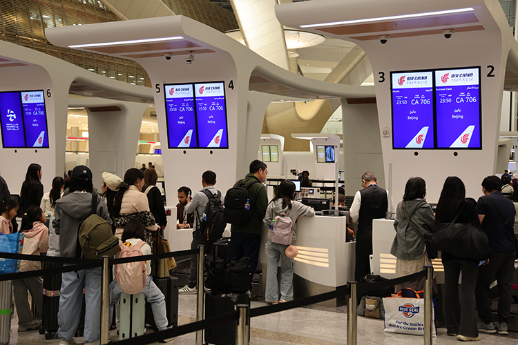 Возвращать туристов домой стали уже вчера &mdash; первый пассажирский самолет вылетел в Самарканд, а первые российские туристы вылетели из Абу-Даби и приземлились в Шереметьево