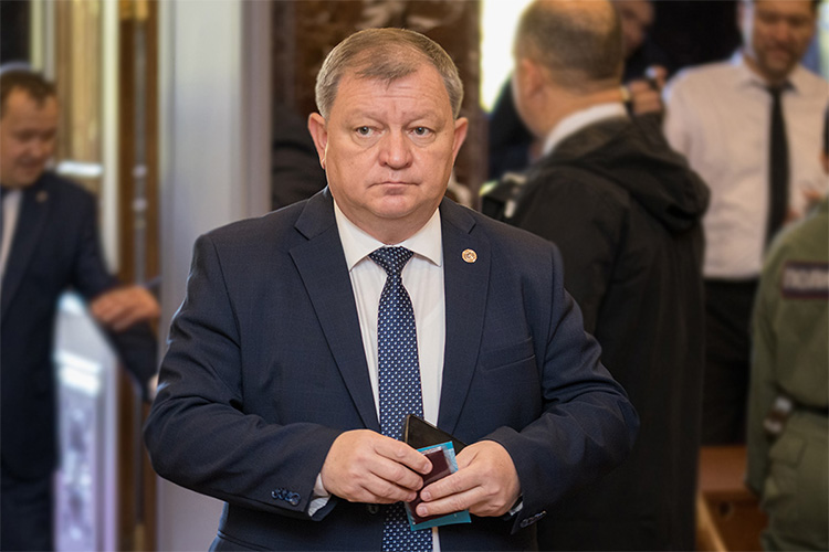 Глава Нурлатского района Дамир Ишкинеев торжественно вручил сертификат на получение соцвыплаты на приобретение жилого помещения врачу-урологу Абдукодиру Назриеву