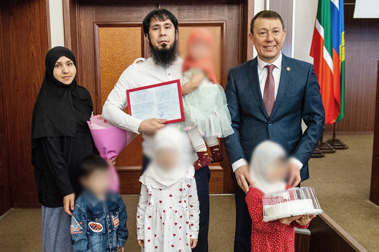 Мухиддина Холзоду признали виновным в покушении на мошенничество при получении выплат на 5,1 млн рублей. Мужчина фиктивно устроился на работу и предоставил заведомо недостоверные сведения о доходах своей семьи