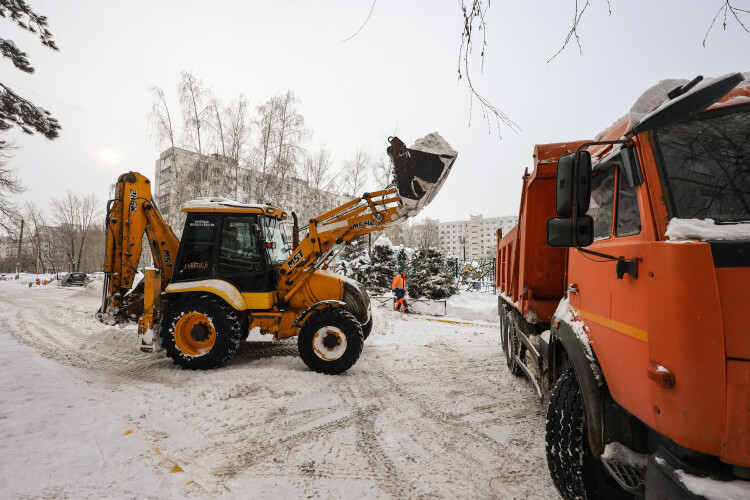 В пиковые дни цена на аренду экскаватора-погрузчика поднималась до 5 тыс. руб./час, а минимальный найм увеличивался до 10 часов. Двадцатитонный КАМАЗ для вывоза снега обходится около 7 тыс. рублей за рейс