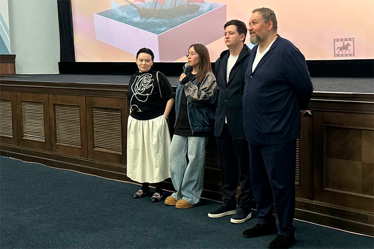 Станислав Дужников, известный по ролям Лени из сериала «Воронины» и Бомбы из «ДМБ». Вместе с продюсером Аллой Каргиной он презентовал в Казани фильм «Сюрприз для мамы»