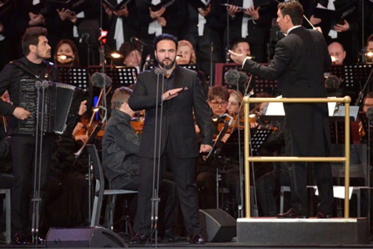 Отелло Айвазяна ничего не рассказывает о себе, кроме как нервничает с первых секунд появления на сцене