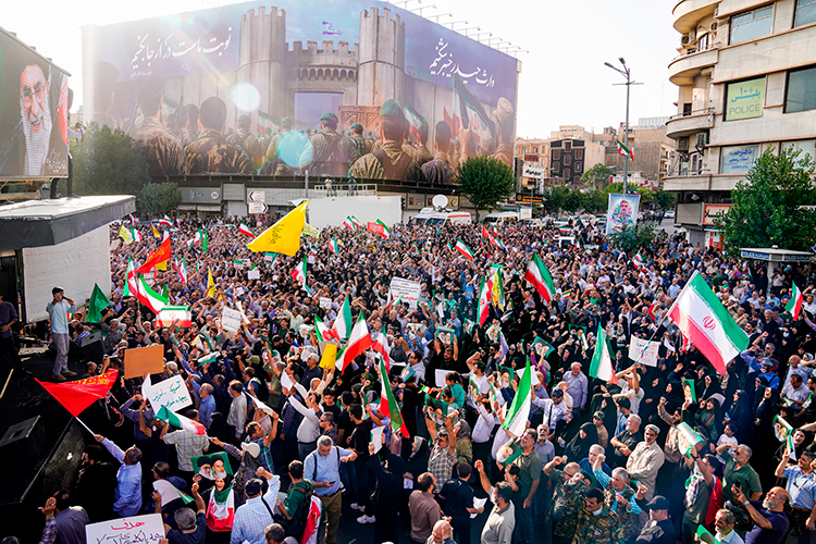 Иранские государственные и частные СМИ не занимаются осмыслением причин начала американских и израильских атак, а пишут о стойкости Исламской Республики и способности режима аятолл пережить нападение