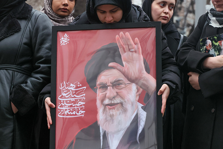 The Guardian называет убийство аятоллы Хаменеи «историческим разрывом»