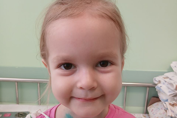 Сразу после рождения Алина на шесть дней попала в реанимацию, а оттуда &mdash; в отделение патологии новорожденных. Выписали ее с диагнозом «мышечная гипотония». Но и это еще оказалось не все. В два года у Алины появились боли в животе. После обследования врачи диагностировали снижение тонуса мышц кишечника