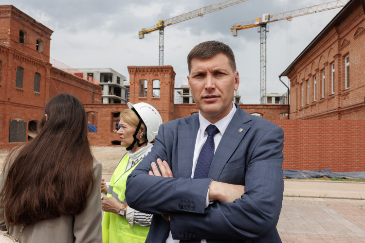 По словам председателя комитета Ивана Гущина, никаких секретов в этой части, в общем-то, нет. Вопрос с охранным статусом мозаичных панно заключается не в том, что есть сомнения в их ценности. Этот вопрос лежит в чисто юридической плоскости