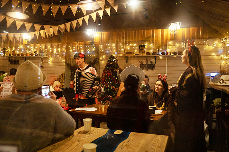 «Проводим сезонные мероприятия и традиционные русские гулянья у Голубых озер. Активно участвуем в городских мероприятиях: Сабантуй, «Гастрофест» на Лебяжьем озере, «Казанский марафон» и др.»