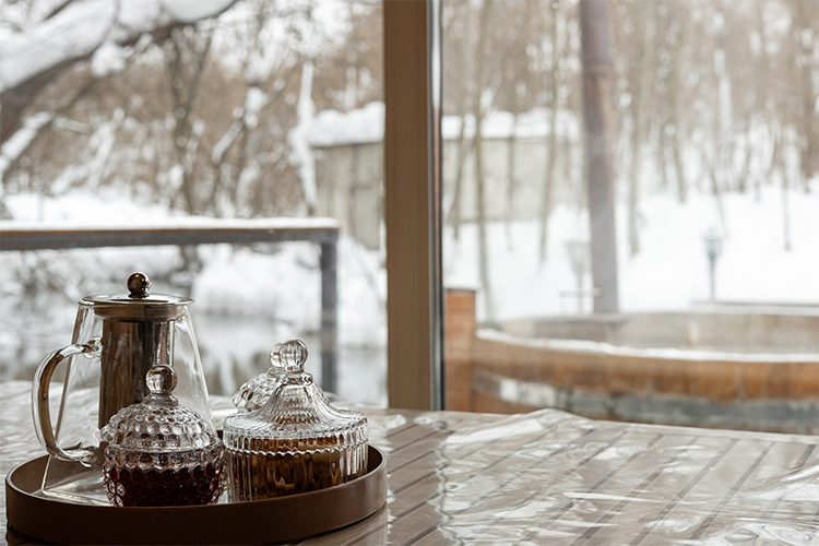«Первый объект мы собрали из говна и палок. Второй &mdash; из палок и арматуры. Третий уже выглядит достойно. Мы строим работающий бизнес, а не памятники»