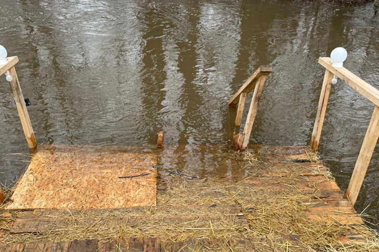 «Расчистили территорию, собрали палеты по городу и сделали первый пирс &mdash; кривой, но свой»