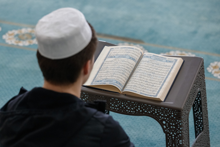 «Раньше была другая традиция: студента, знавшего Коран наизусть, приглашали домой, и он в течение Рамадана читал Коран в этом доме. Сейчас такая традиция практически исчезла»