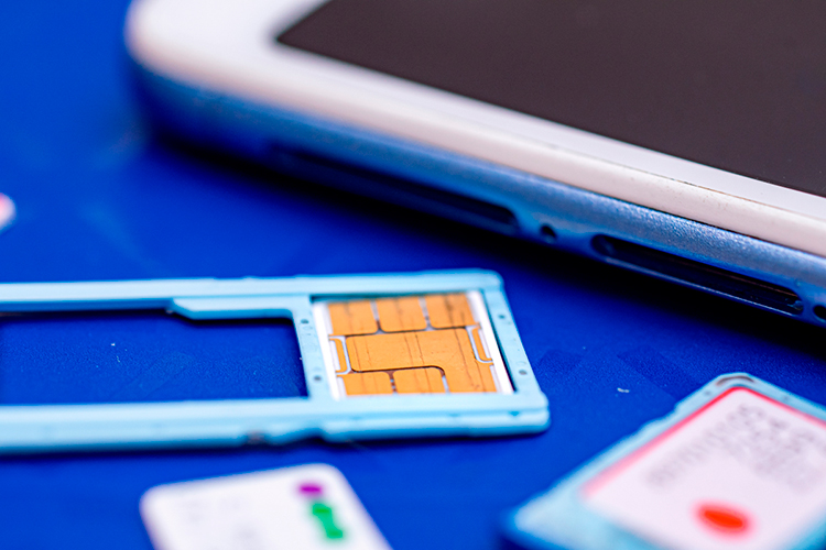 Согласно федеральному закону, операторы связи обязаны незамедлительно приостанавливать оказание любых услуг по требованию органов ФСБ