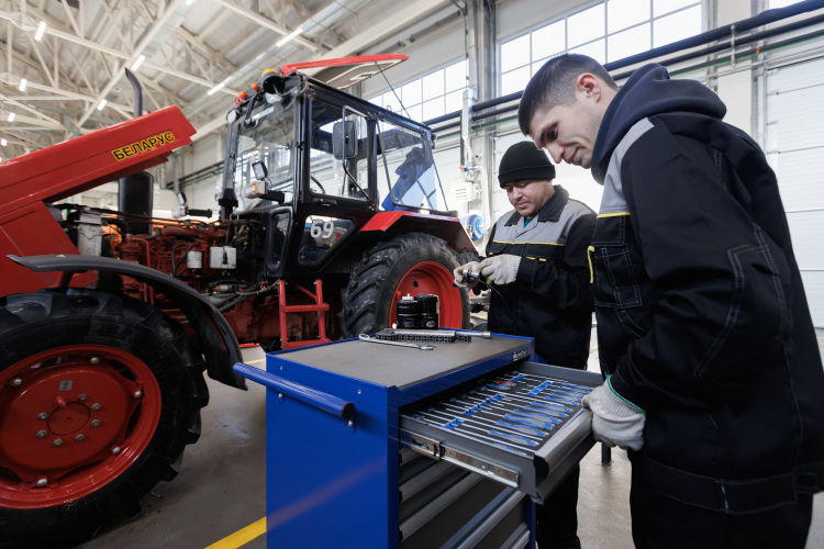Часть техники — надёжные, но старые машины, и для их обслуживания требуются в том числе и импортные комплектующие