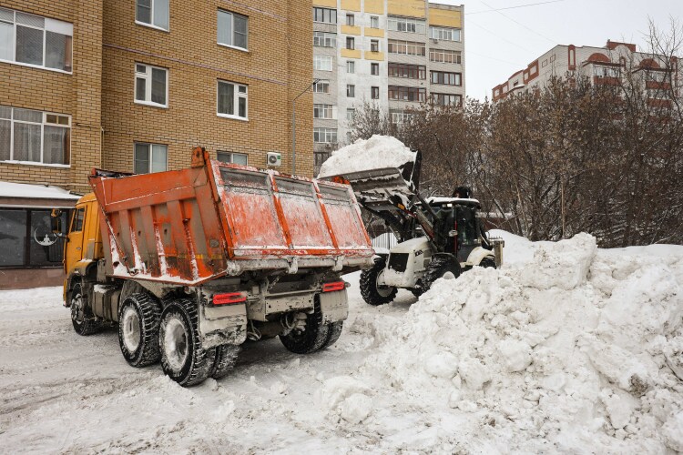 С начала снегопадов городские службы очистили в общей сложности более 13 тыс. дворов, вывезено 18 тыс. тонн снега