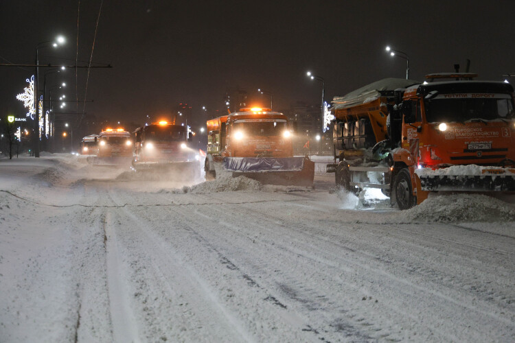 В первую очередь очищаются основные магистрали, дороги, тротуары и подходы к социальным учреждениям, затем внутриквартальные проезды и поселки