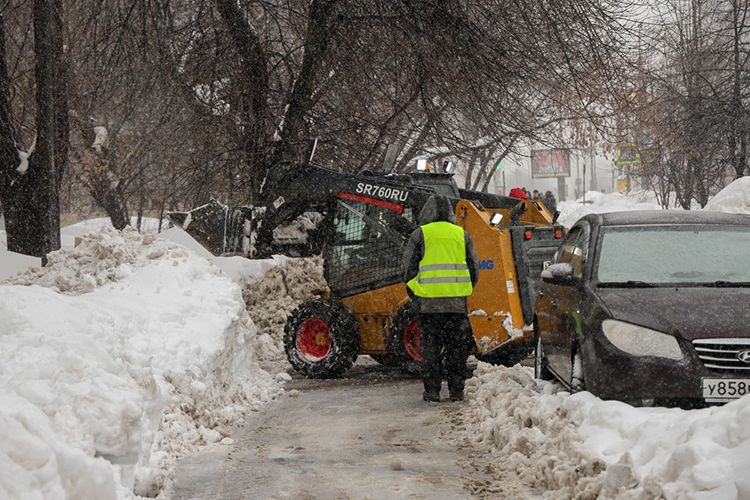 Автовладельцы, кстати, зачастую бросают машины и на улицах города — знаки «Стоянка запрещена» некоторых не смущает