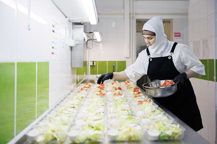 «Мы для себя приняли принципиальное решение: не увеличивать сроки хранения за счет вакуумирования. Нам важно, чтобы еда была действительно свежей, приготовленной сегодня, а не «долгоиграющей»