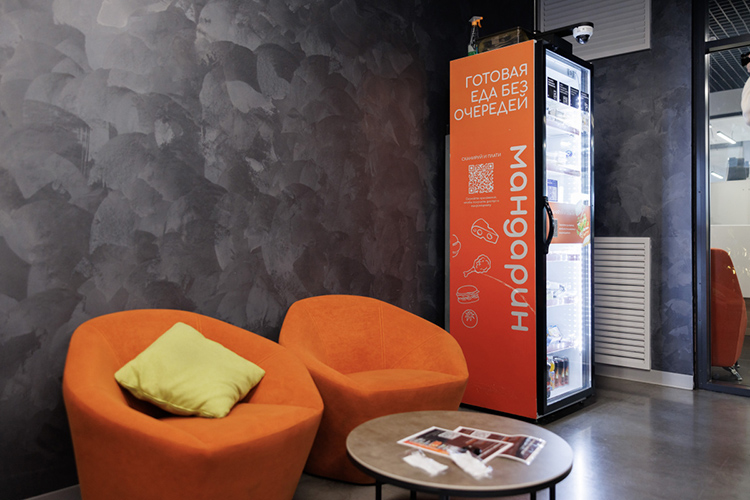 «Первые холодильники были на доверии: мы клеили на контейнеры ценники, покупатель считал итоговую стоимость блюд, вбивал сумму в терминал и оплачивал»