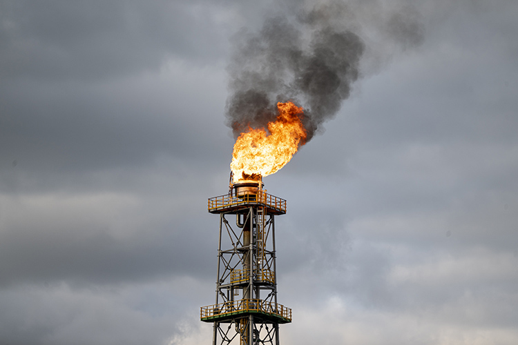 Громов, как и Кулагин обратил внимание, что самая тяжелая ситуация сложится в случае, если начнутся удары по нефтегазовой инфраструктуре