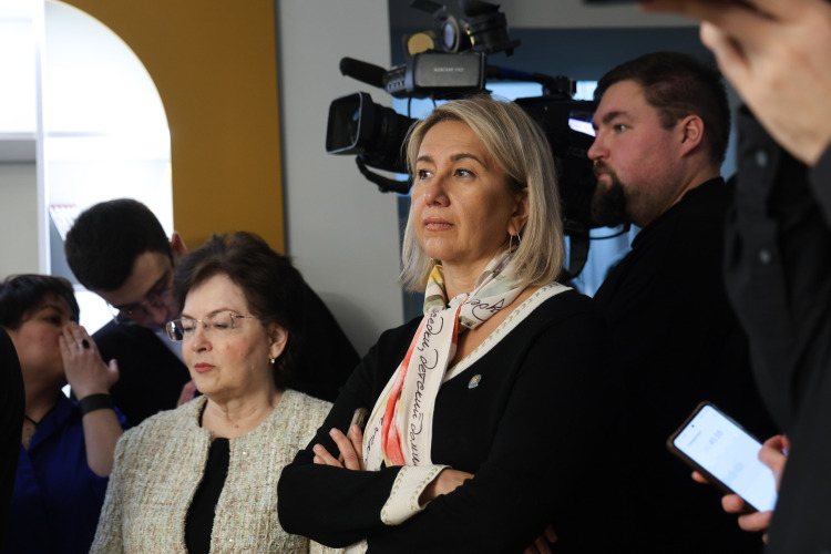 Удержала свою позицию и министр культуры РТ Ирада Аюпова. Несмотря на турбулентность в отрасли, она медленно, но верно «перепрошивает» подведомственные организации, назначая молодых управленцев из своей команды