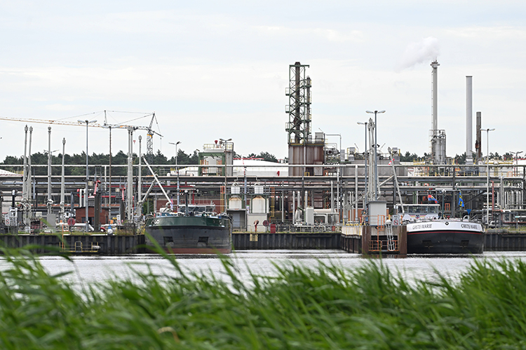 В настоящее время вблизи Ормузского пролива со стороны Оманского залива на якоре стоит порядка 52 судов