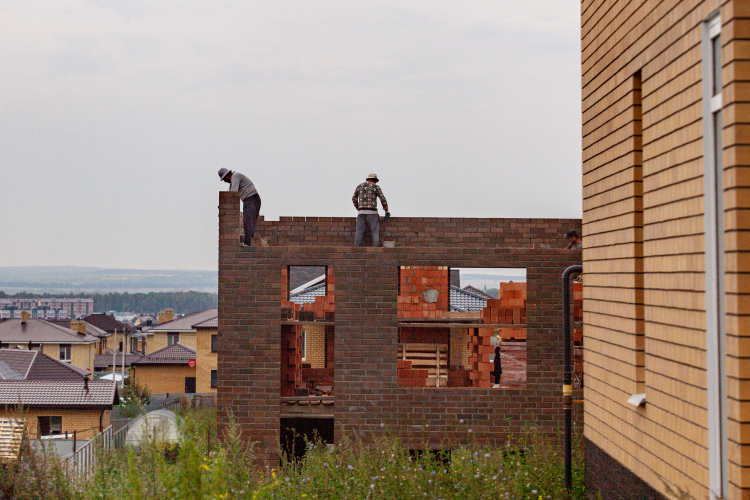 Расцвет кредитования ИЖС в стране случился в 2022–2023 годах, однако эскроу-счета в данной сфере ввели только с 1 марта 2025 года, хотя президент страны Владимир Путин дал поручение проработать механизм эскроу для ИЖС еще в феврале 2023 года