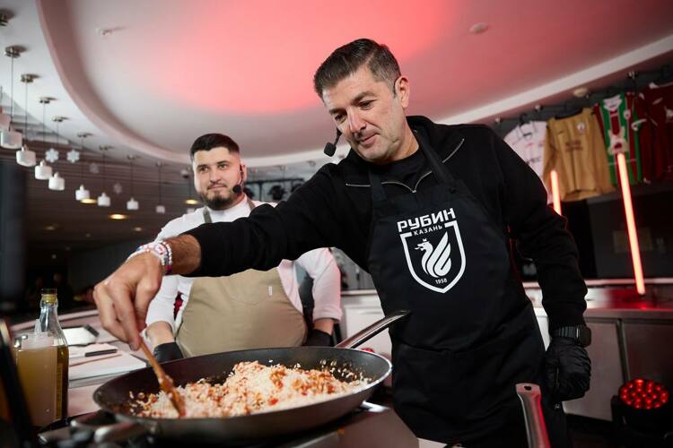 Артига говорил, что хорошо готовит, так что для него организовали кухню