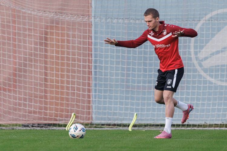 «Отец смотрит матч в прямом эфире, а потом просит меня скачать запись»