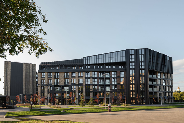 «Сейчас Кировский район недооценен, цены здесь ниже, чем в других частях города. Но потенциал Адмиралтейской слободы огромный. И сейчас самое время на него обратить внимание»