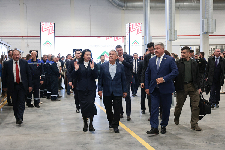 «Официально производство было запущено в апреле 2024 года при участии раиса Татарстана Рустама Минниханова. С учетом всех нюансов и высокой конкуренции за первый неполный год работы мы произвели более 300 единиц лифтового оборудования»