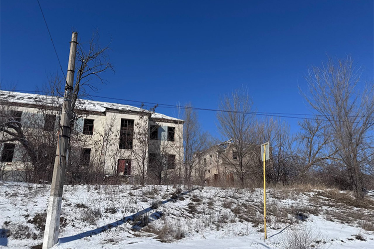 Тянуть проводную связь на 100 км можно, но любой, кто переедет на мотоцикле или машине провод, умножит на ноль всю проделанную связистами работу