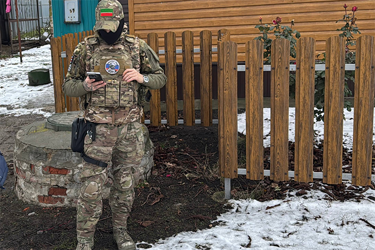 Одной из самых первых точек посещения для нас стало подразделение созданной не так давно армии Центрального военного округа. Еще на стадии согласования места встречи у нас с бойцами возникли проблемы: у солдат был очень медленный интернет, который не позволял выгрузить скриншот с карты, где была отмечена точка