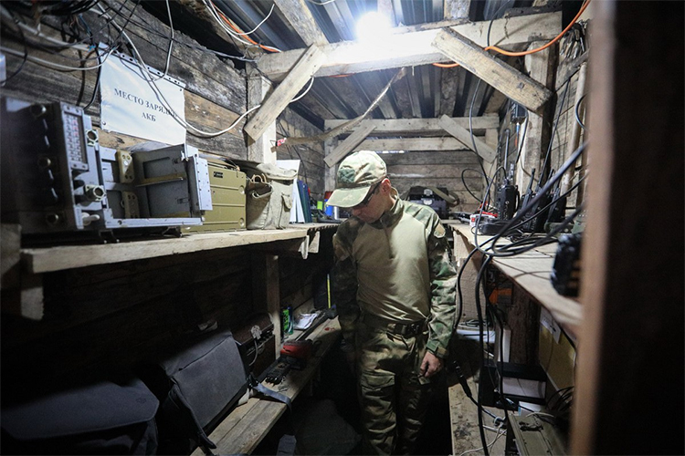 Рации, работающие без ретрансляторов, пробивают сигнал лишь на несколько километров. Более серьезные рации добьют сигналом до нужной точки, но в условиях работы средств радиоэлектронной борьбы, глушилок, радаров ПВО и других помех сигнал будет практически неотличим от «белого шума»