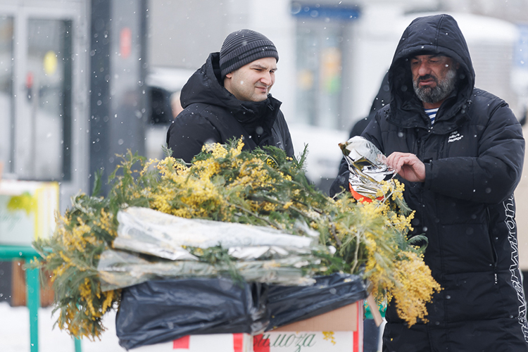 Погода в преддверии 8 марта совсем не весенняя, однако торговцев цветами это не пугало, и уже сегодня с раннего утра они стали расставлять свой товар у Московского рынка