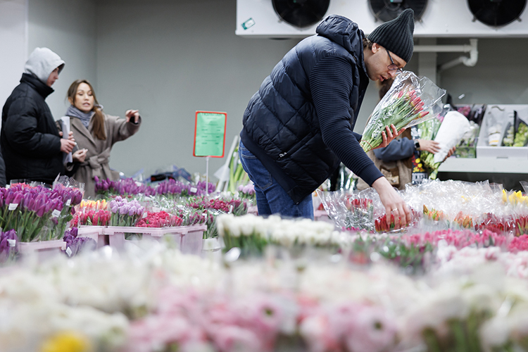 В цветочной базе «Крокус» творилась суета в зале