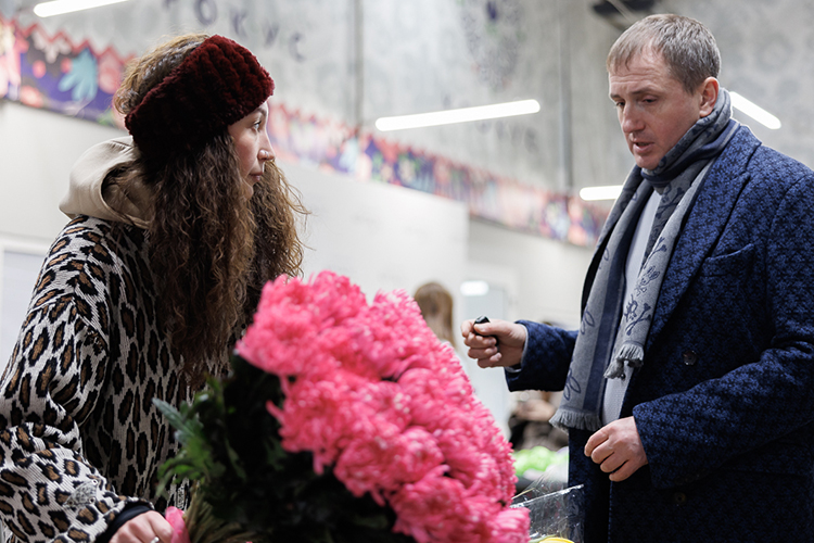 «На цены вообще не смотрю, покупаю здесь всегда, потому что свежие», — сказал мужчина на кассе