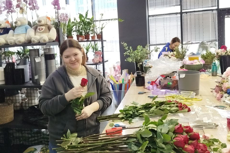 Кассир рассказывает, что покупают 7 — 9 штук тюльпанов, в упаковке это обойдется примерно в тысячу рублей