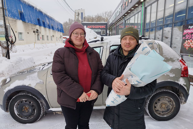 «Это подарок классному руководителю и учителю татарского языка. Они у нас очень хорошие, обязательно хотелось их поздравить», — объясняет Валентина. Антон добавляет, что в букетах — тюльпаны на 1,5 тысячи рублей и набор из роз и хризантем за 2,2 тысячи