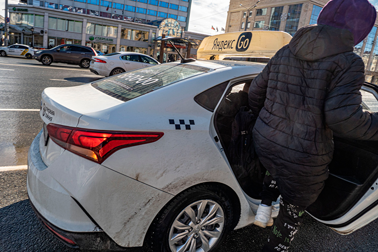 «Мне просто нравилось кататься за рулем по Казани. Оказалось, на этом можно еще и зарабатывать, вот я и решила попробовать»