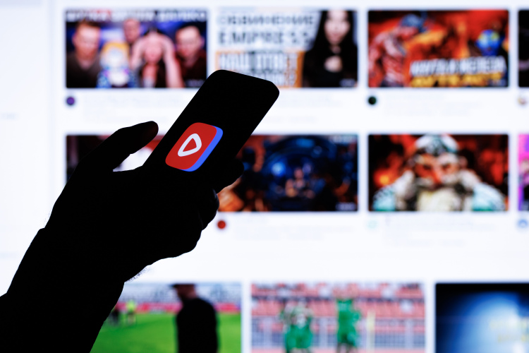 Почти 95% пользователей соцсетей во всем мире смотрят онлайн-видео ежемесячно, более 75% из них делают это на телефонах, вертикально. В лидерах по таким просмотрам &mdash; TikTok и YouTube. В России 50% населения регулярно смотрят короткие вертикальные видео, в основном в VK Видео