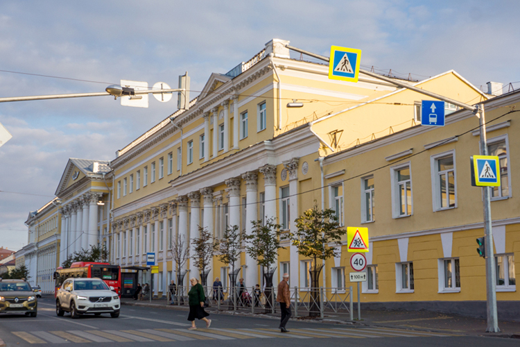 Республика софинансирует передовые инженерные школы (ПИШ) при вузах. В 2025-м помощь на 550 млн рублей получили КНИТУ-КАИ и Высшая школа нефти, хотя всего школ пять