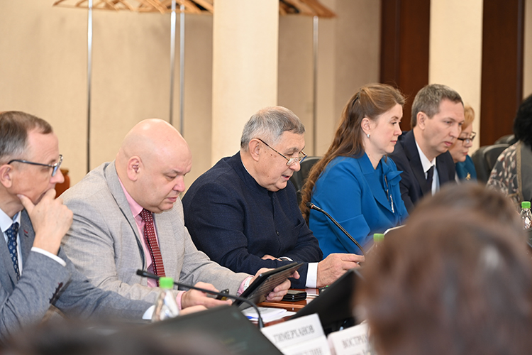 Для Рифката Нургалиевича пришел черед доложиться самому &mdash; на заседании профильного комитета Госсовета РТ по образованию, культуре, науке и национальным вопросам