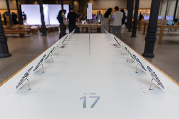 За счет запуска бюджетных устройств компания рассчитывает нарастить долю на рынке на фоне «кризиса памяти». А вот новый топовый iPhone 18 Pro Max может подорожать на 25%, чтобы компенсировать производителю снижение маржи