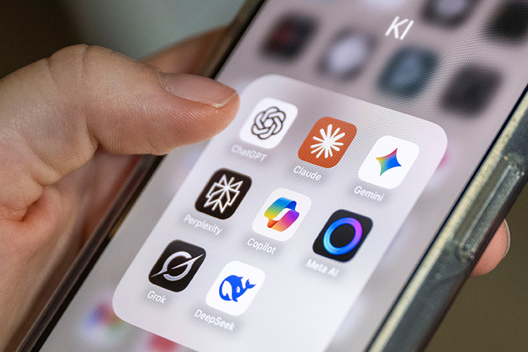 Приложение Claude впервые в истории поднялось на первое место в американском App Store, а количество удалений ChatGPT выросло на 295% за сутки