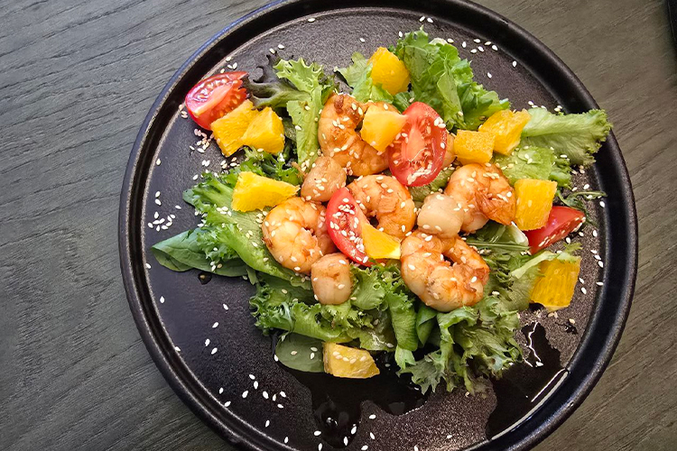 Салат с гребешком, креветками и апельсинами